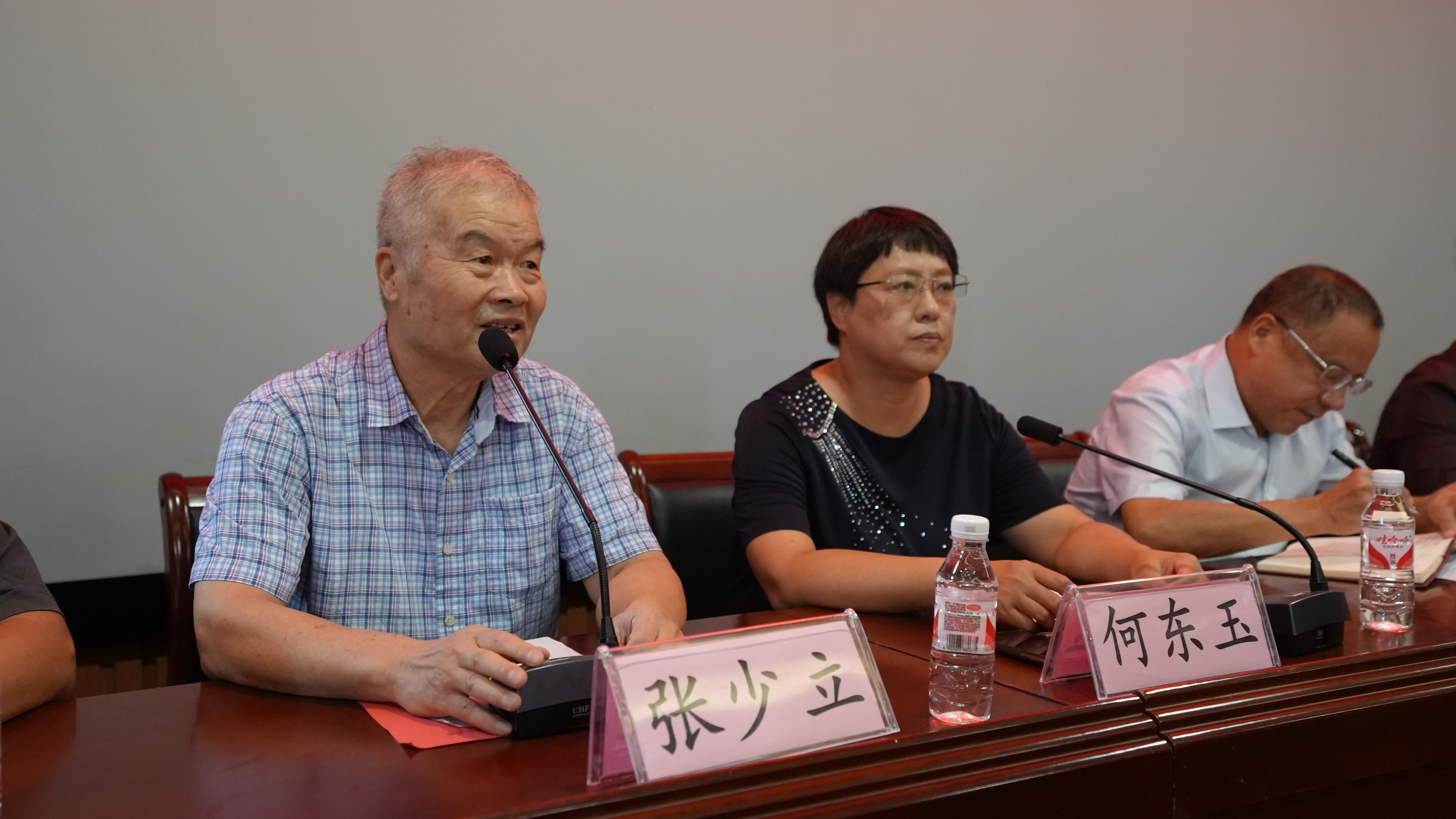 随后,鹿邑县第二高级中学原校长张少立深情回顾了池金清先生的创业